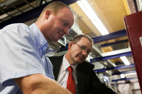 Inžinier spoločnosti Kaeser, pán Hages, a zamestnanec spoločnosti ZF Friedrichshafen, pán Baumgarten, počas rozhovoru