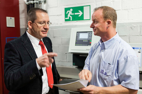 Inžinier spoločnosti Kaeser Kompressoren, pán Hages, a zamestnanec spoločnosti ZF Friedrichshafen, pán Baumgarten, diskutujú o plánoch pneumatickej stanice