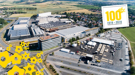 Oslava storočnice spoločnosti spojená s dňom otvorených dverí, prehliadkami prevádzok a slávnostným podujatím pre zamestnancov v spoločnosti KAESER KOMPRESSOREN v Coburgu.