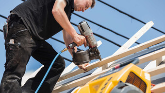 Kompresor KAESER i.Comp 3 dodáva vždy potrebné množstvo stlačeného vzduchu aj pre pneumatické klincovačky.