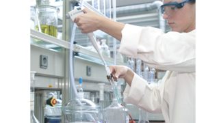 KAESER priemyselné piestové kompresory vo výskume a vede.